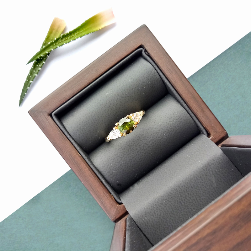 Pierścionek z zielonym turmalinem i diamentami w szlifie 'pear' wykonany w żółtym złocie w drewnianym pudełku