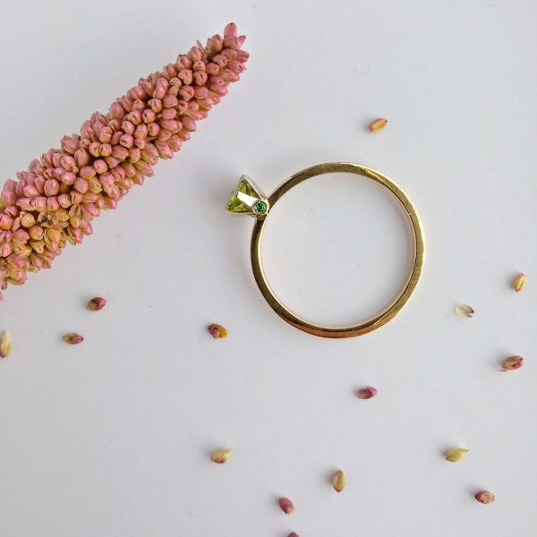 Pierścionek zaręczynowy z perydotem i szmaragdami z różowego i białego złota - Marcin Czop Autorska Pracownia Biżuterii -gp4n
