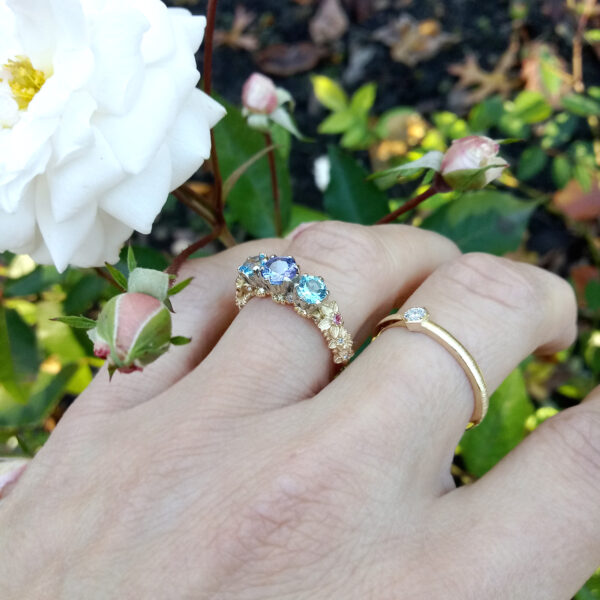 Bouquet pierścionek z motywem kwiatowym z tanzanitem topazami rubinami i brylantami - gp1