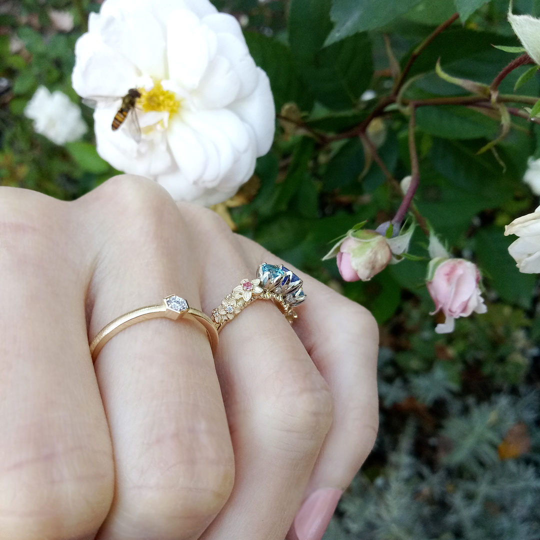 Bouquet pierścionek z motywem kwiatowym z tanzanitem topazami rubinami i brylantami - gp2