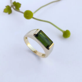 Złoty pierścionek z turmalinem prostokątnym w kolorze zielonym - Marcin Czop Autorska Pracownia Biżuterii